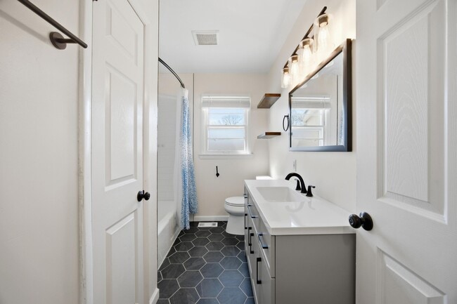 Building Photo - 2147 Palms Dr