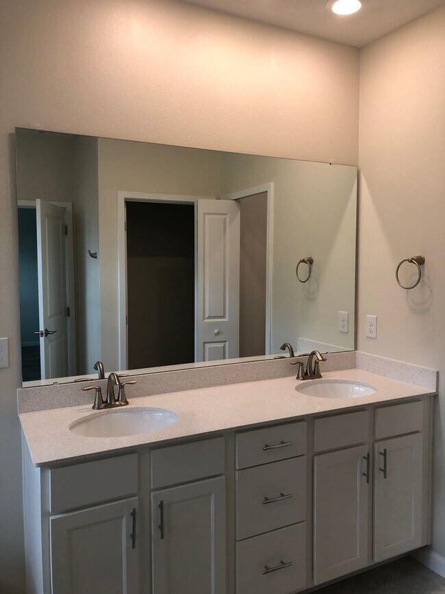 Building Photo - 3 Bedroom, 2.5 Bath East Orlando Townhome ...