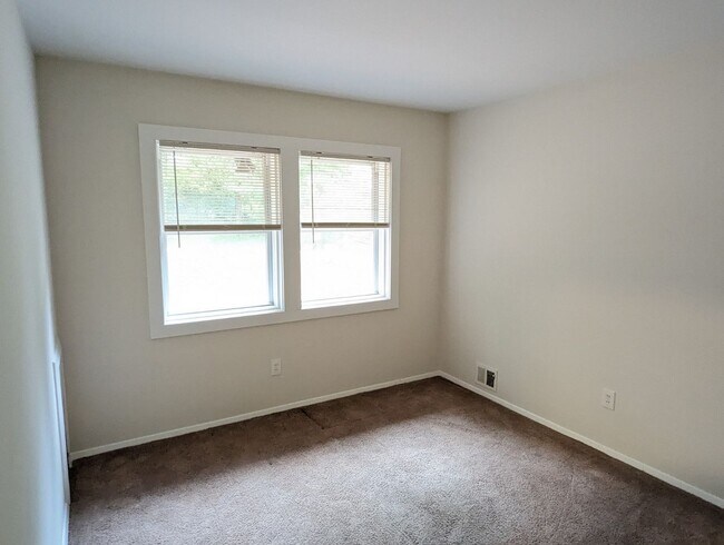 Building Photo - Split foyer SFH in established neighborhoo...
