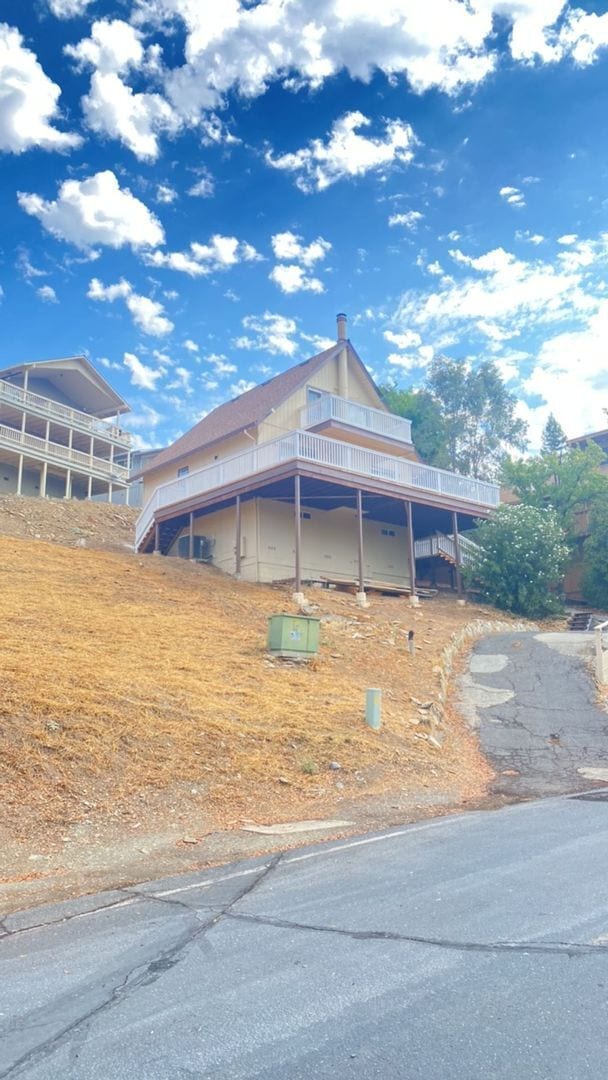Building Photo - Experience the joy of lakeside living!
