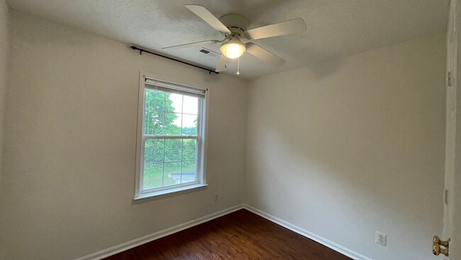 Building Photo - 4 Bed Townhome in South Stafford