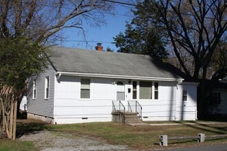 Building Photo - 104 N Cedar Ave