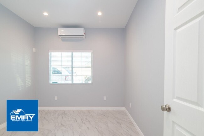 Building Photo - 1 Bed 1 Bath for Rent in Granada Hills