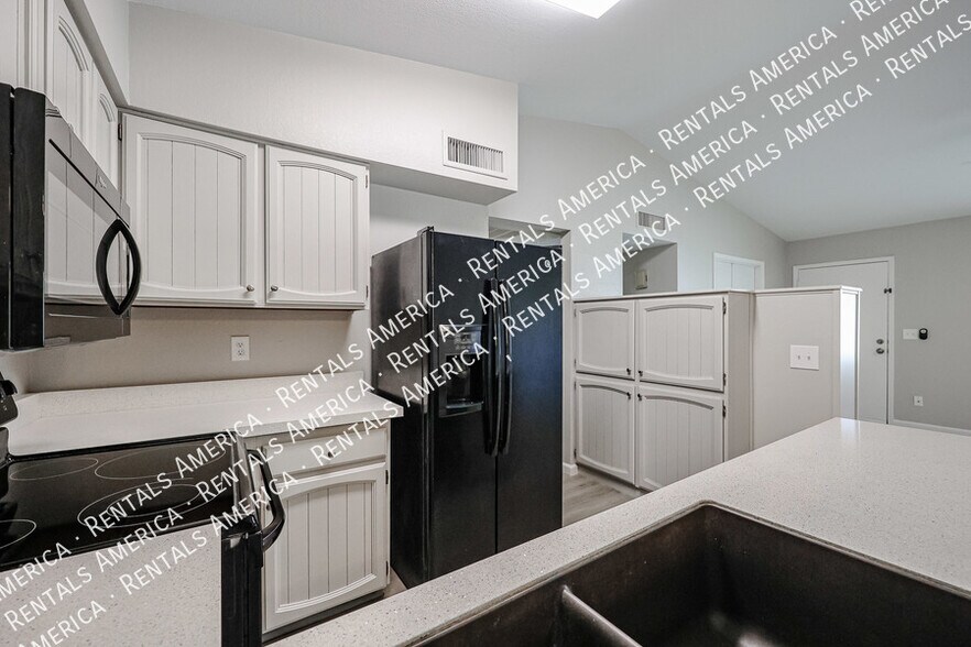 Building Photo - 3333 S Parkside Dr
