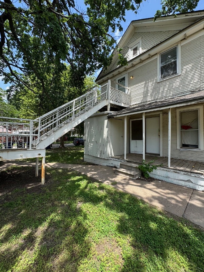 Building Photo - "Cozy 1-Bedroom Haven in Wichita's Heart – Your Perfect Urban Retreat Awaits!"