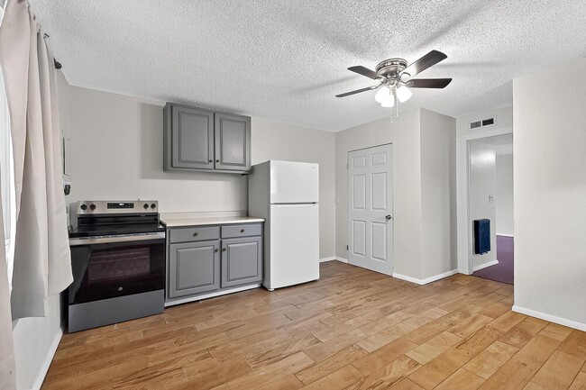 Building Photo - 4109 Comanche Rd NE
