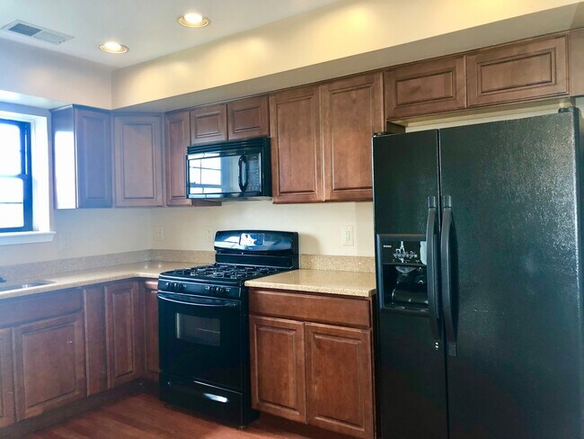 Building Photo - Updated 2Bed/2Bath Top-Floor Towson Condo ...