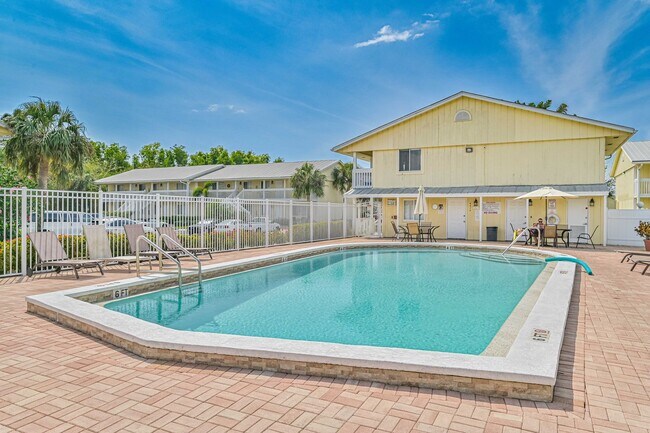 Building Photo - Available 5/10 -  Annual Condo Rental in South Naples