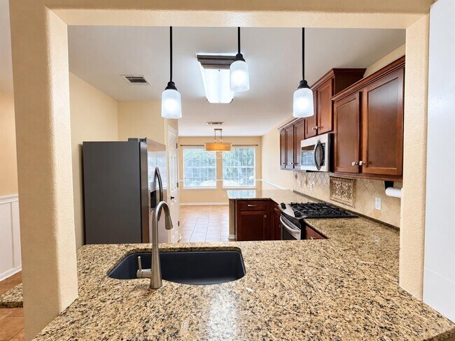 Building Photo - 807 Hilltop Dr
