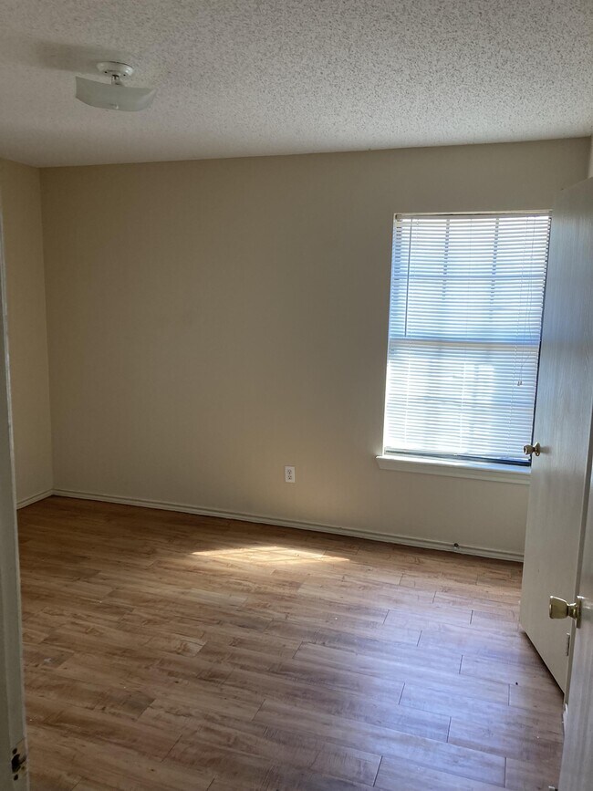 Building Photo - 542 Amigos Ln