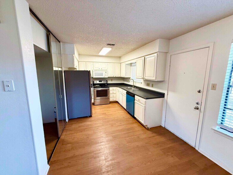 Building Photo - 508 Algerita Dr