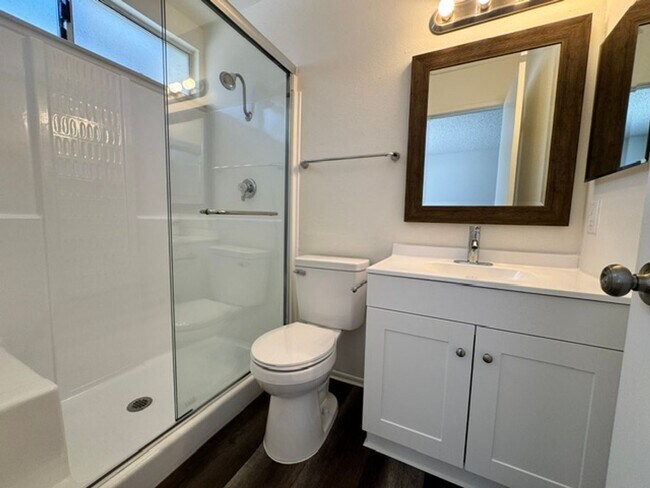 Building Photo - Gorgeous Remodeled 3+2 - $2600