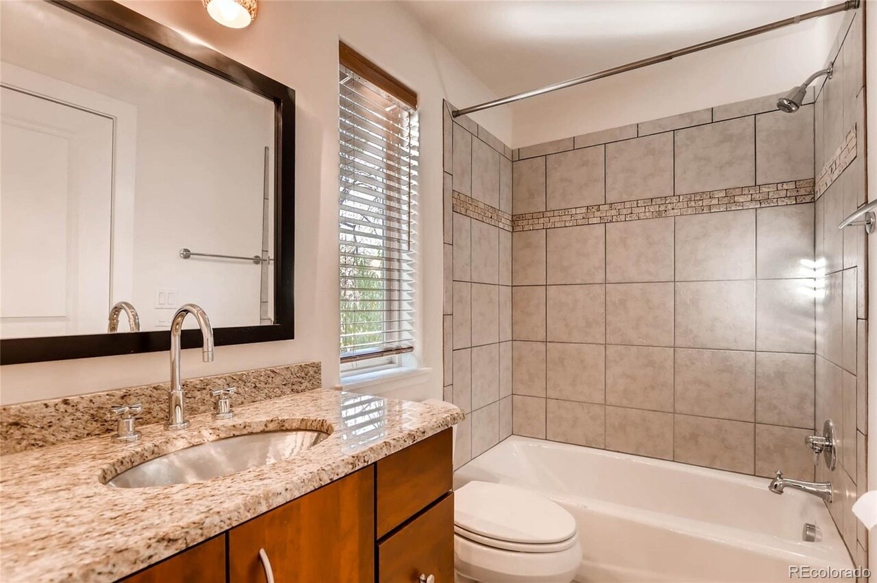 Jack-and-Jill bathroom - 3317 W Hayward Pl