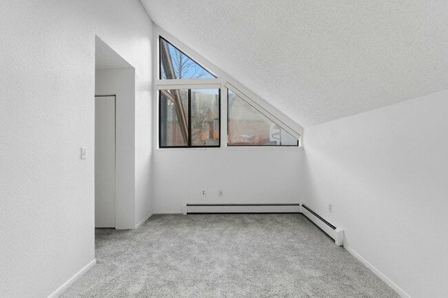 Building Photo - Beautiful 5-bed, 3.5 bath townhome steps from hiking trails and West Pearl St