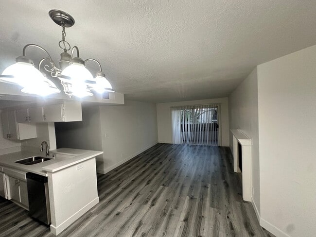 Building Photo - 15009 Moorpark St