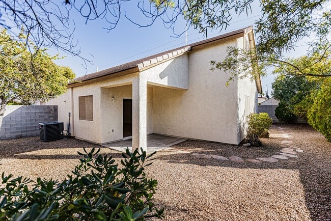 Building Photo - 1 Story home with 3 Bedrooms