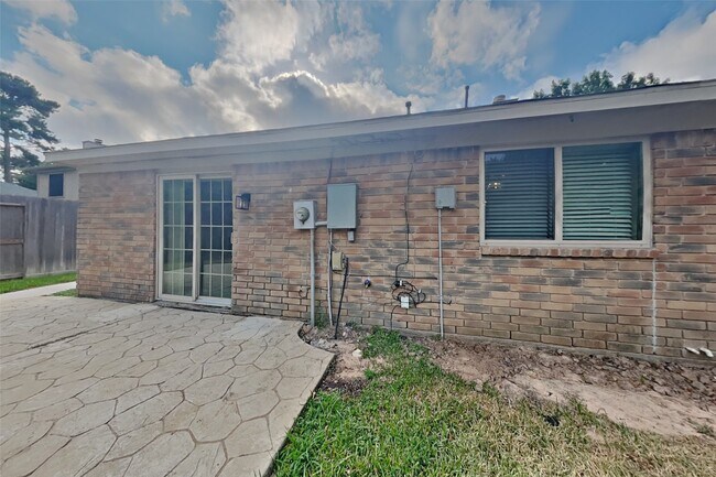 Building Photo - 9214 Palm Shores Dr