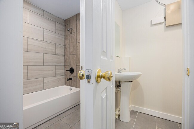 Building Photo - 429 Village Bluff Dr