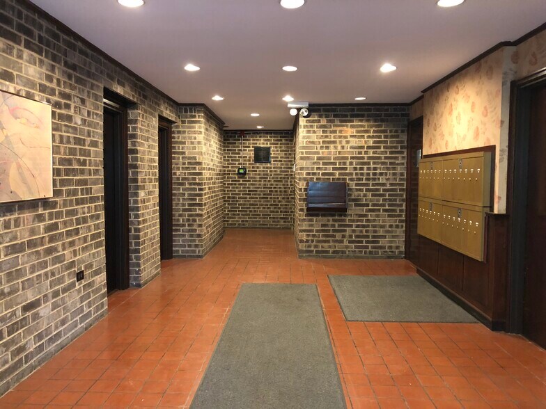 Lobby - 1750 N Mohawk St