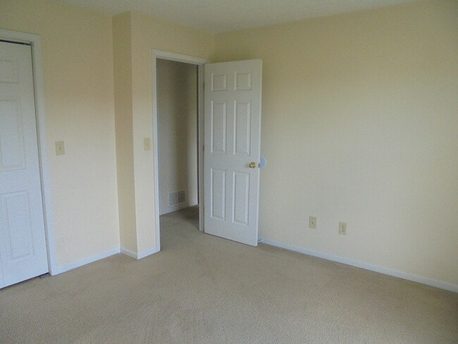 Building Photo - 100 Shara Dr