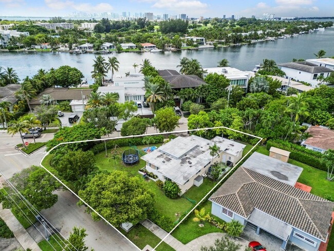 Building Photo - 834 Raymond St