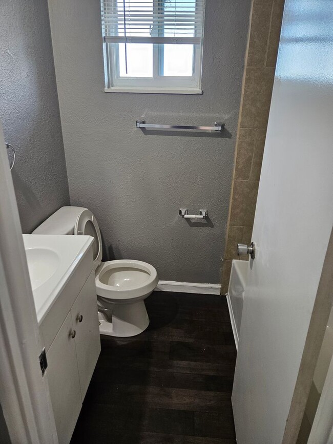Building Photo - Treat yourself to a new home!