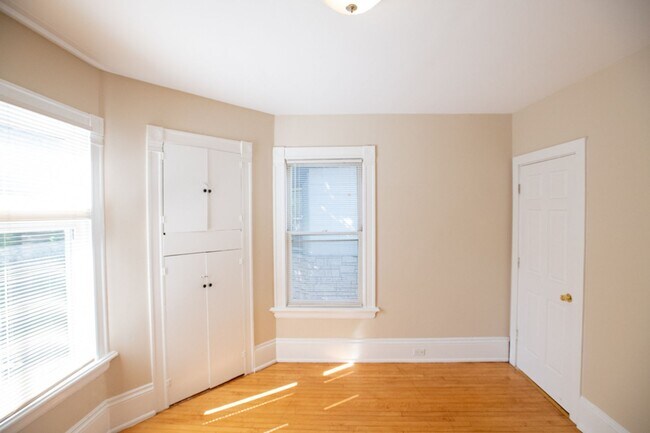 Building Photo - 9/01  $1495 – 2 Bedroom Upper Flat Near UW...