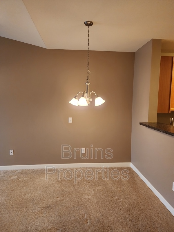 Building Photo - 7104 W Friendly Ave