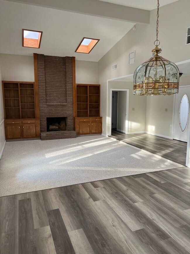 Building Photo - Please contact Vaughn Realty to set up an ...