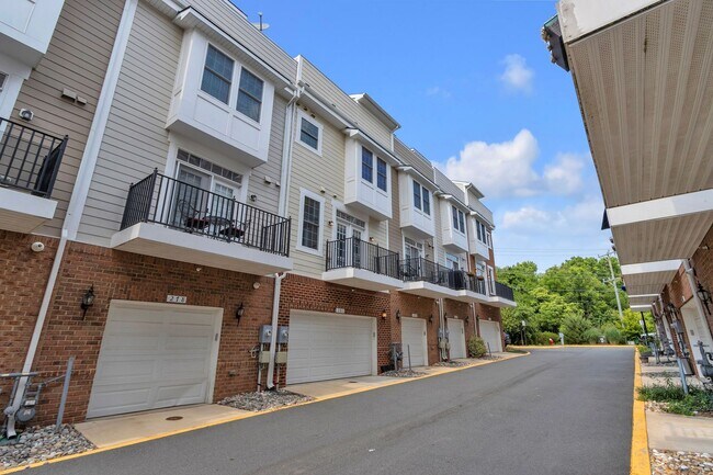 Building Photo - Luxurious 4 Bed 4.5 Bath Brick Townhome In...