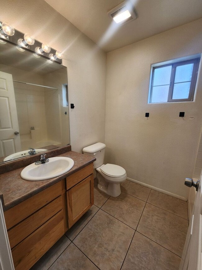 Building Photo - Nice 3 bedroom 2 bath