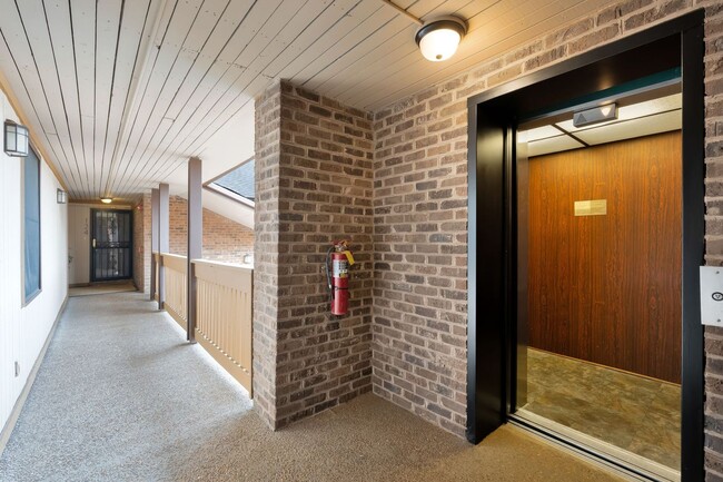 Building Photo - **A RARE FIND - GREEN HILLS CONDO WITH QUI...