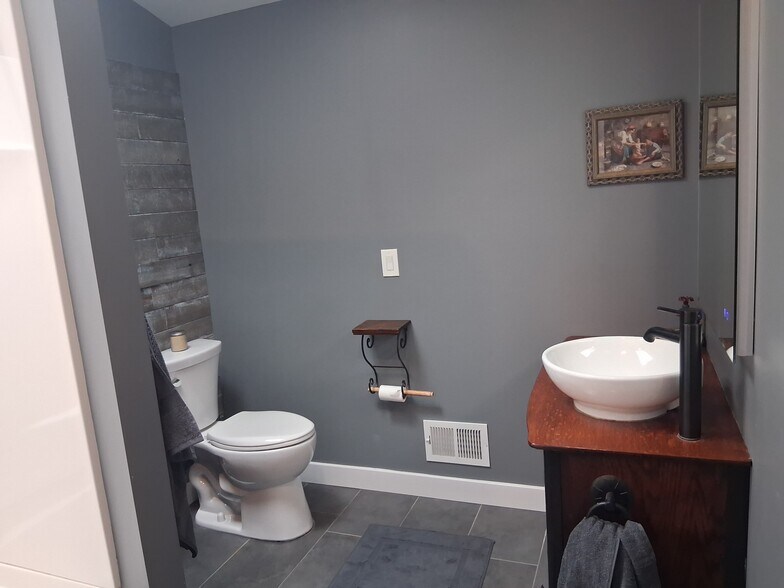 Upstairs Hallway Bathroom - 2710 English Rd