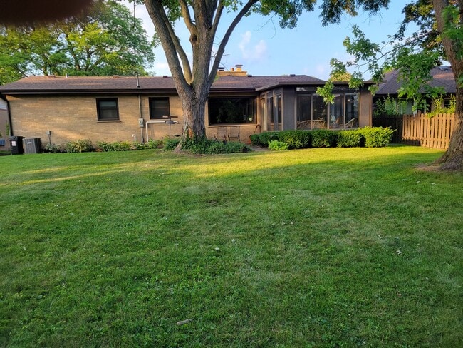 Building Photo - 407 E Berkshire Ln