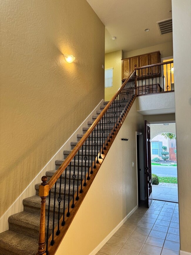 Building Photo - Immaculate Hanford 3/2.5