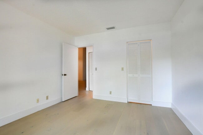 Building Photo - 708 Lago Rd