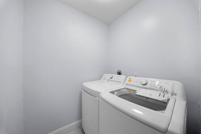 Building Photo - 5454-5456 8th Ave Fort Myers