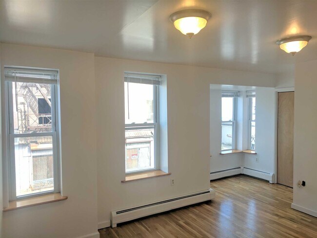 Building Photo - 26 Academy St