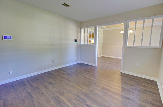 Building Photo - 809 Barrington Dr