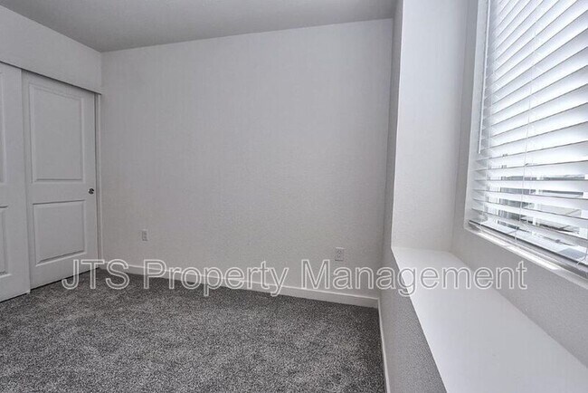 Building Photo - 2097 Shady Tree Cir