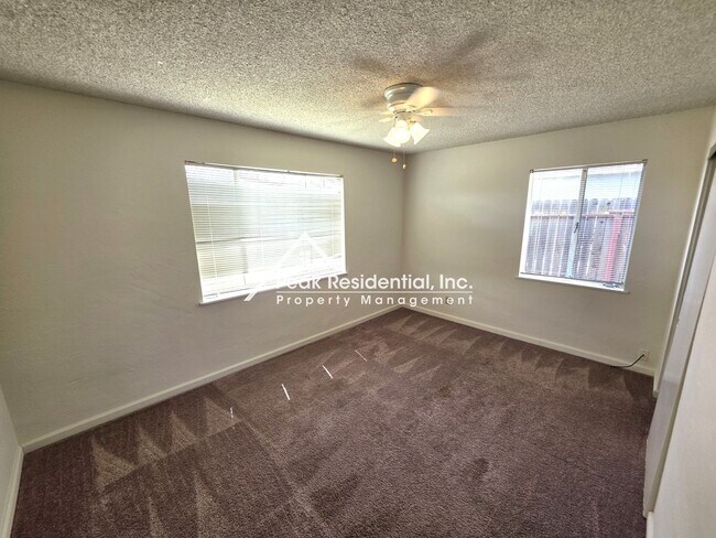 Building Photo - A Charming 3bd/1ba Fruitridge Manor Area Home with Garage