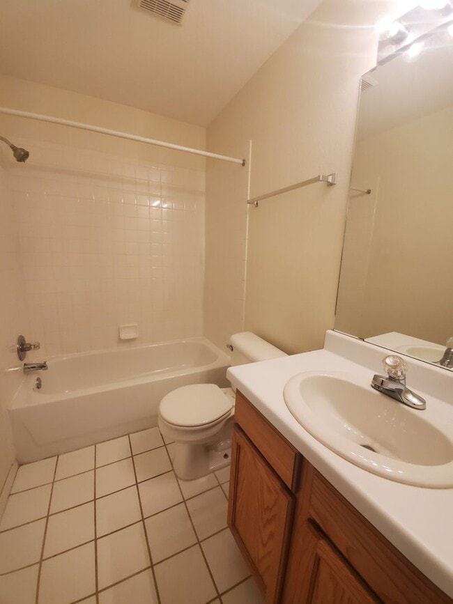 Building Photo - PRELEASING FOR EARLY MARCH! (3) Bed/(2) Bath NE Norman!