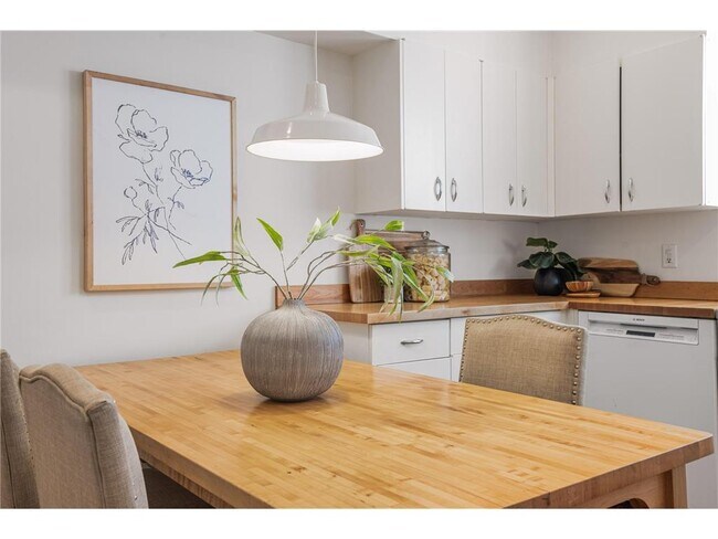 Building Photo - 1621 W 25th St