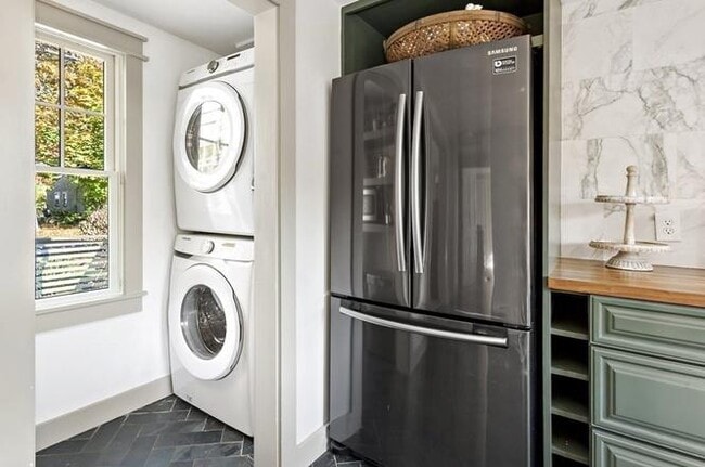 Building Photo - 10 Greenwood St