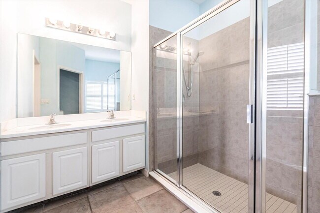 Building Photo - Rare 5 Bedroom Pool Home in Gated Community