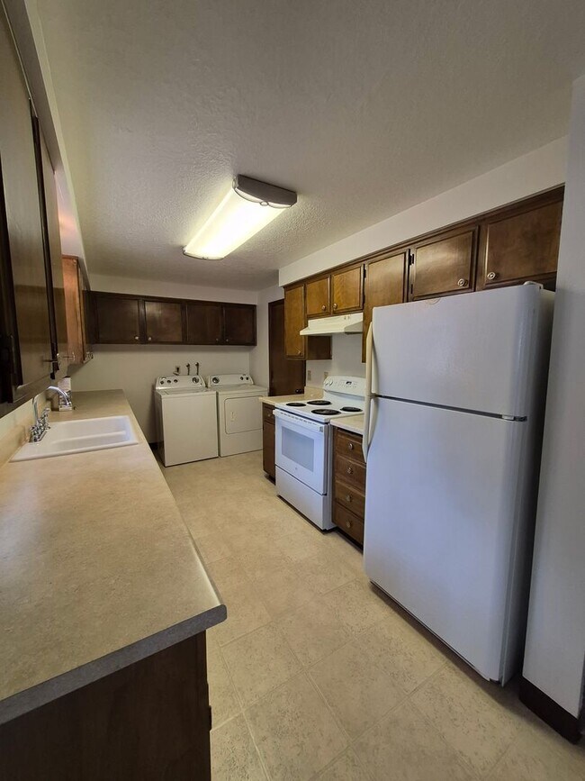 Building Photo - Charming South Salem Duplex!