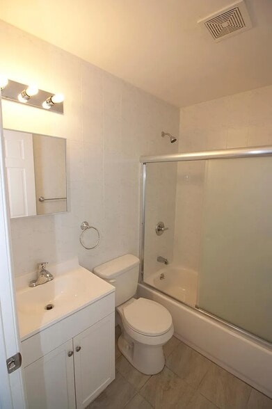 Building Photo - 4618 Spruce St