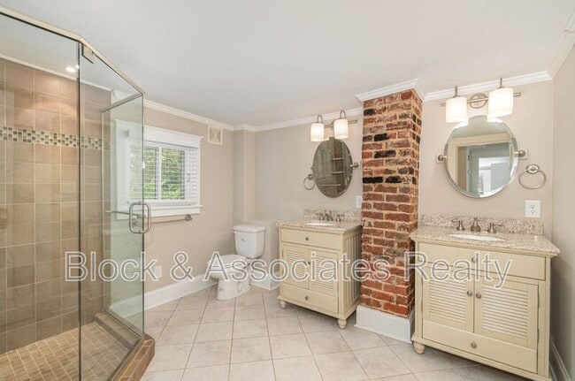 Building Photo - 1521 Seneca St