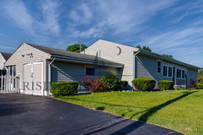 Building Photo - 2500 Marimont Dr