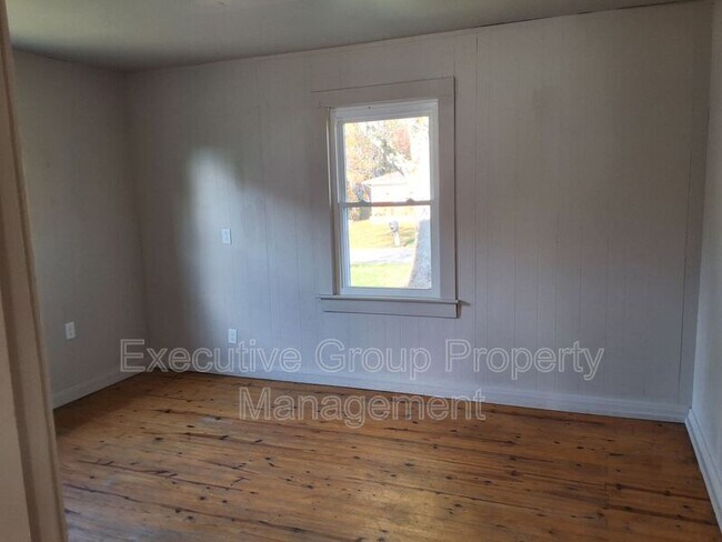 Building Photo - 746 W Elm Rd